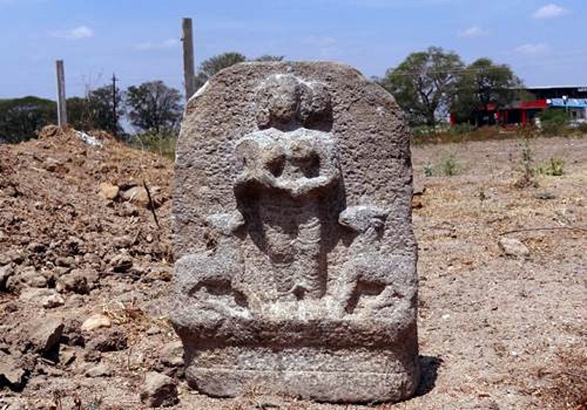 18ம் நூற்றாண்டை சேர்ந்த பெண்ணின் நடுகல்